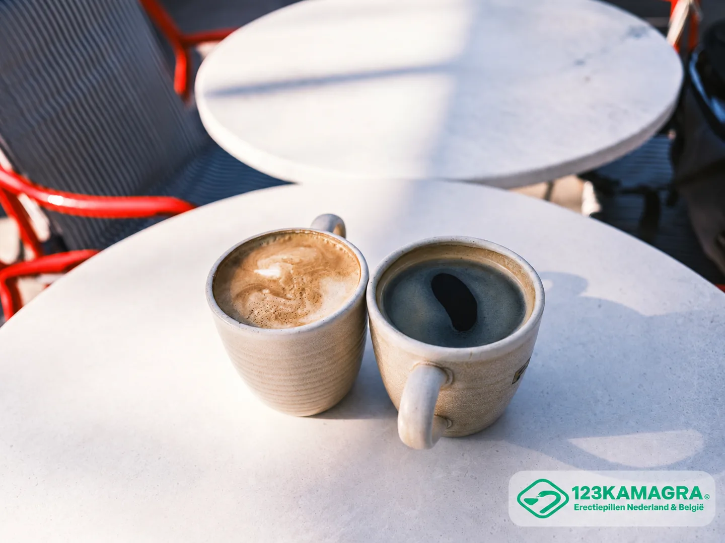 Twee koppen koffie op een lichte tafel als sfeerbeeld bij samen praten, met het logo van 123Kamagra.