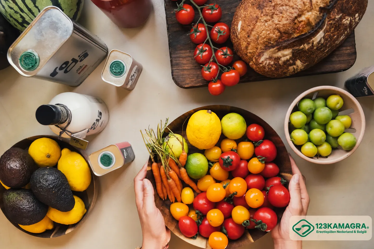 Stockfoto van groenten, fruit, brood en olijfolie op een tafel