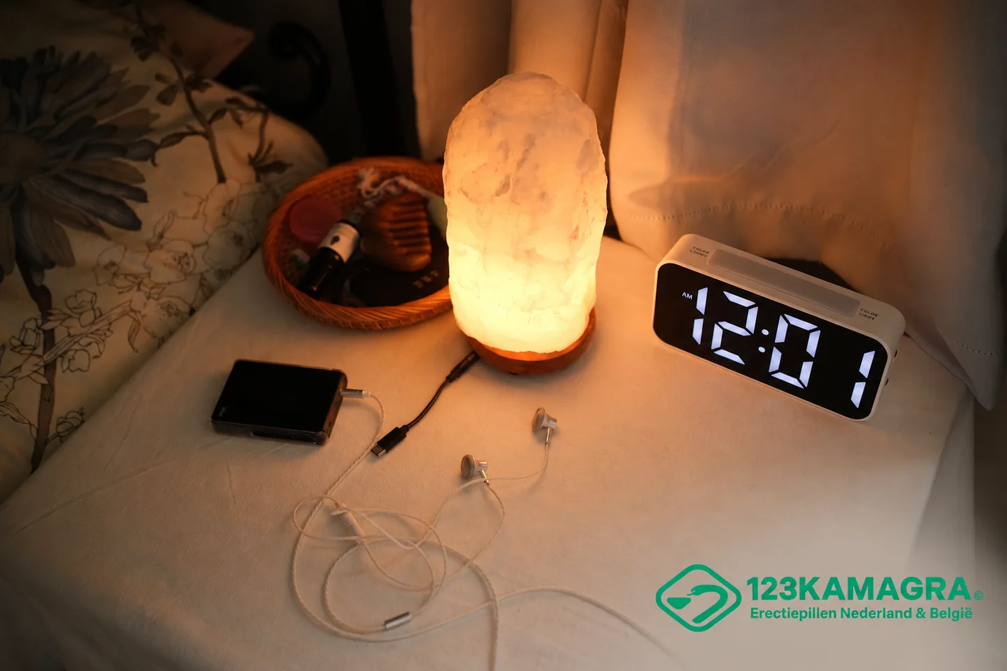 Wekker en warme nachtlamp in een slaapkamer, met het logo van 123Kamagra.
